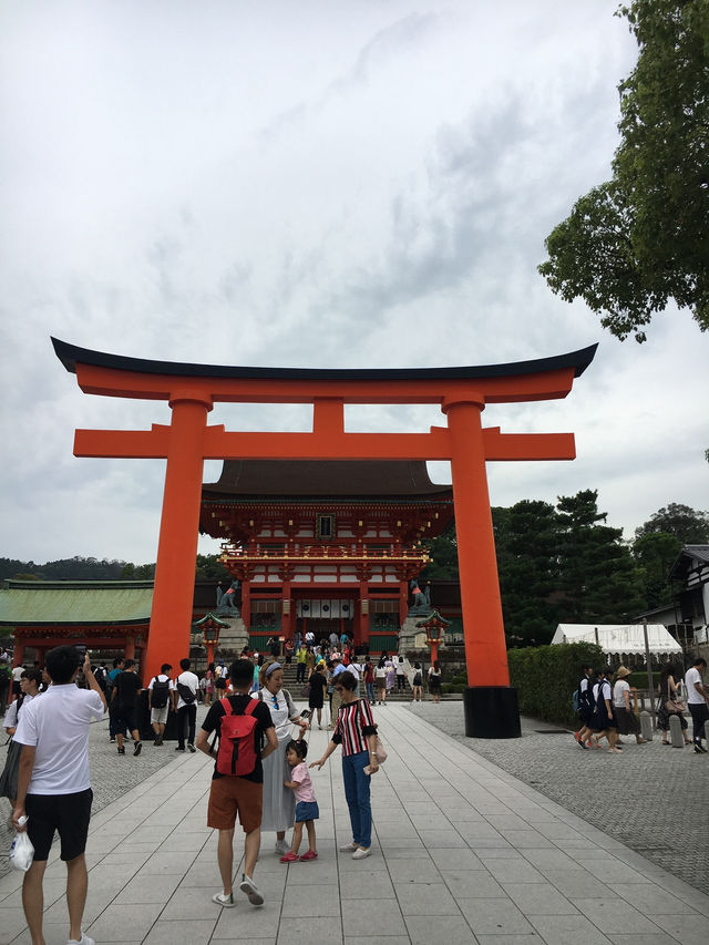 ⛩️ 伏見稻荷大社｜穿越千本鳥居的神秘與靈氣