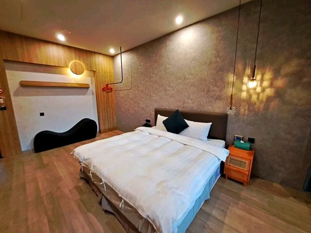 來推薦南投必住的親子旅館-雅薇漫旅行館。位於南投名間的雅薇漫旅行館，是結合現代設計與美學的住宿選擇。