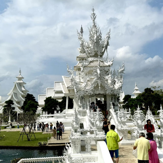 Thailand’s White Temple — Unreal Beauty ✨🏯