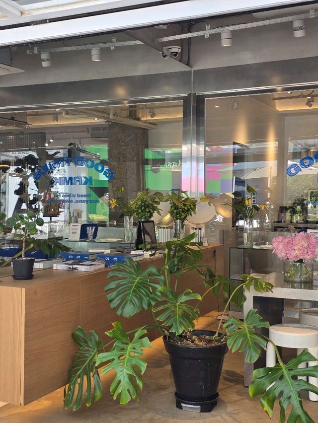 날씨 좋은 날 머물기 좋은 카페