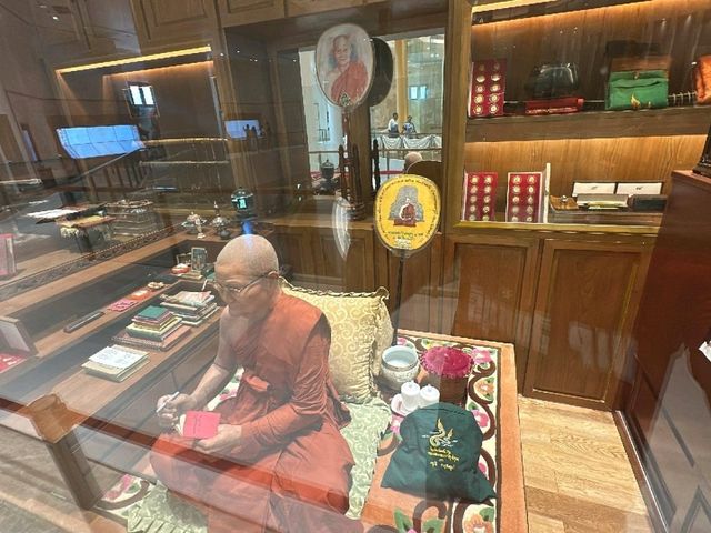 กราบสรีระหลวงพ่อวัดดัง สิงห์บุรี