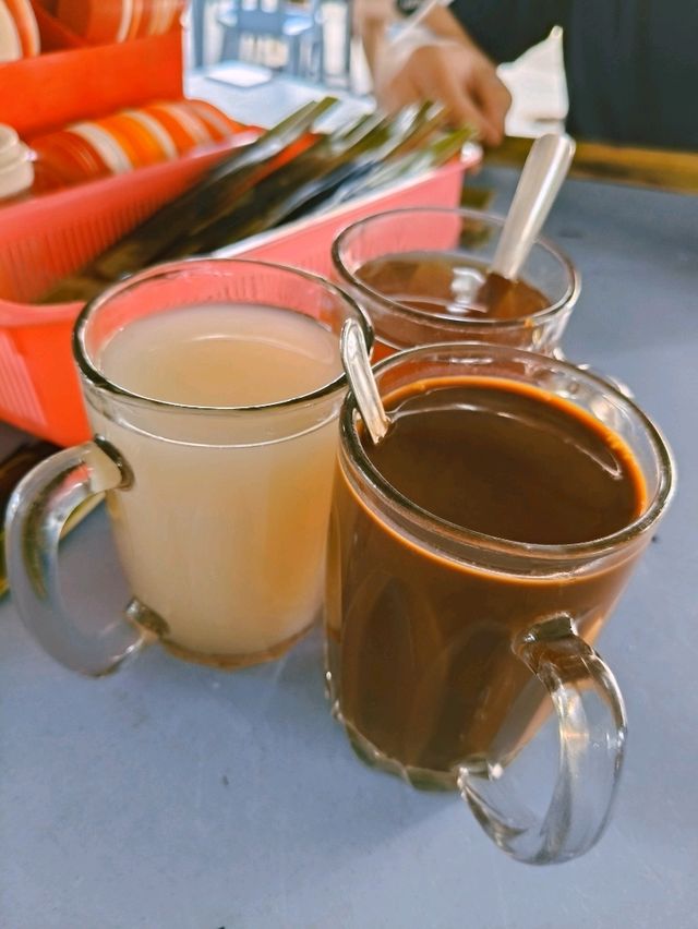 Muar Must-Eat: Uncover the Legendary Fish Paste Noodles of Hong Seng Kopitiam!