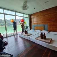 ที่พักเขื่อนเชี่ยวหลาน เล่นน้ำจอยๆ ที่แพภูผาวารี