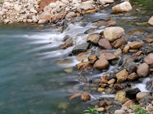 🌧️ หน้าฝนแบบนี้ ขอหลบเมืองมานอนเล่นริมธารกันหน่อย
