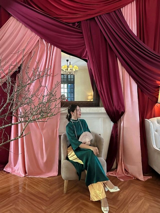 Quán cà phê trang trí Tết cực sang không lo chen chúc ngay trung tâm Sài Gòn