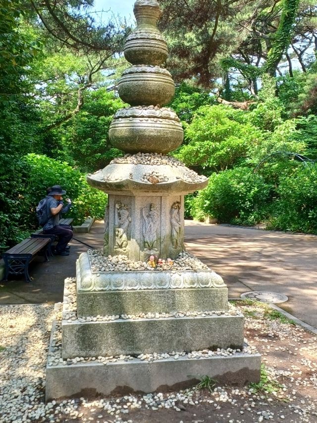 푸른 바다와 꽃길이 만나는 고요한 사찰