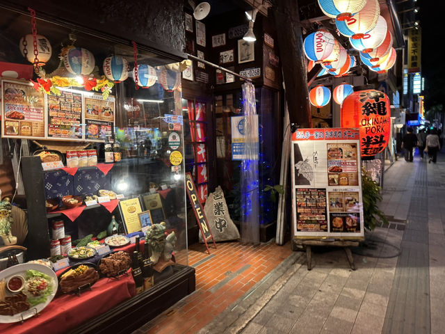 🍢「國際通深夜狂歡！沖繩屋台街：一條街辣翻你的味覺神經」
