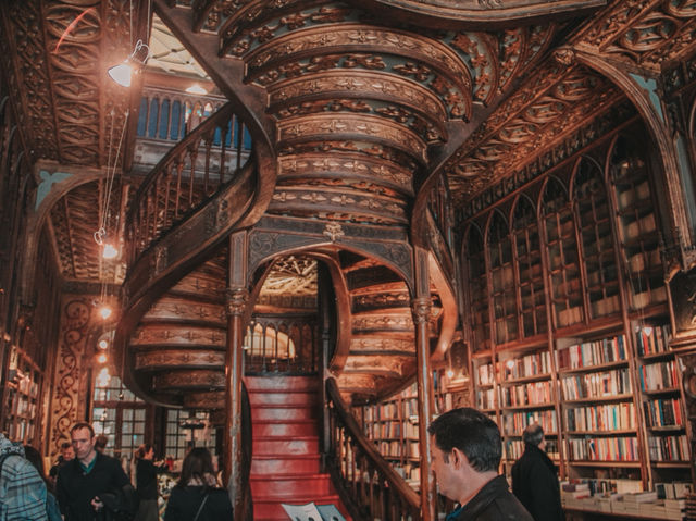 A Bookstore Like No Other – My Visit to Livraria Lello in Porto 