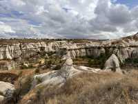 【Göreme Townscape／ギョレメ街並み｜洞窟群とティ・タウンが織りなす“地平線のパッチワーク”】