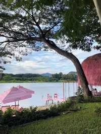 The Sky River Club บีชบาร์สีชมพูสุดคิวท์ริมน้ำกาญ