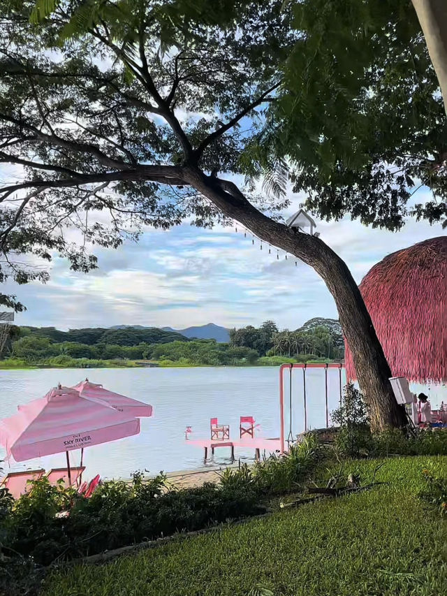 The Sky River Club บีชบาร์สีชมพูสุดคิวท์ริมน้ำกาญ