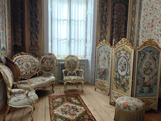 Ulriksdal Palace: A Royal Visit in Northern Stockholm! 🇸🇪🏰