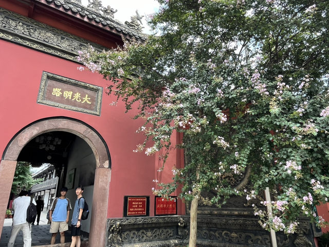 Finding Stillness in the Heart of Chengdu – A Day at Daci Temple