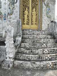 ชวนเที่ยวโบสถ์สีขาวที่ประดับด้วยเปลือกหอยนับล้าน