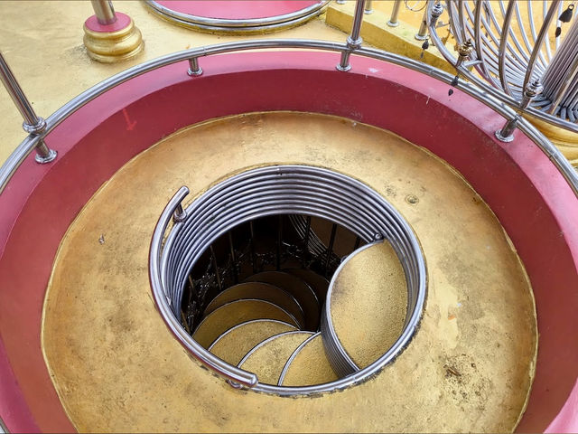 Phra Maha Chedi Tripob Trimongkol