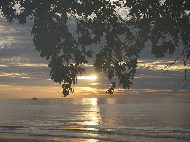 Sunset Therapy at Tioman Beach – Nature’s Best Show, No Ticket Needed