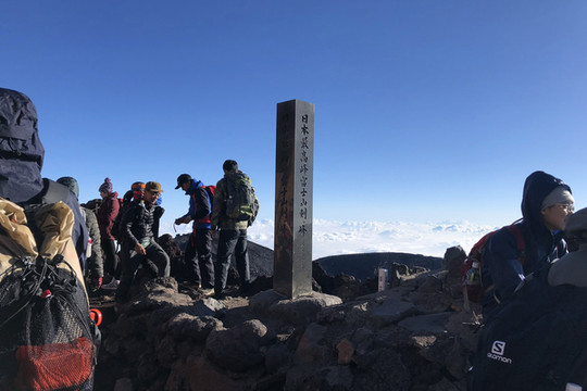 富士山 山頂の石碑｜日本最高地点の証 「ついに登りきった。ここが