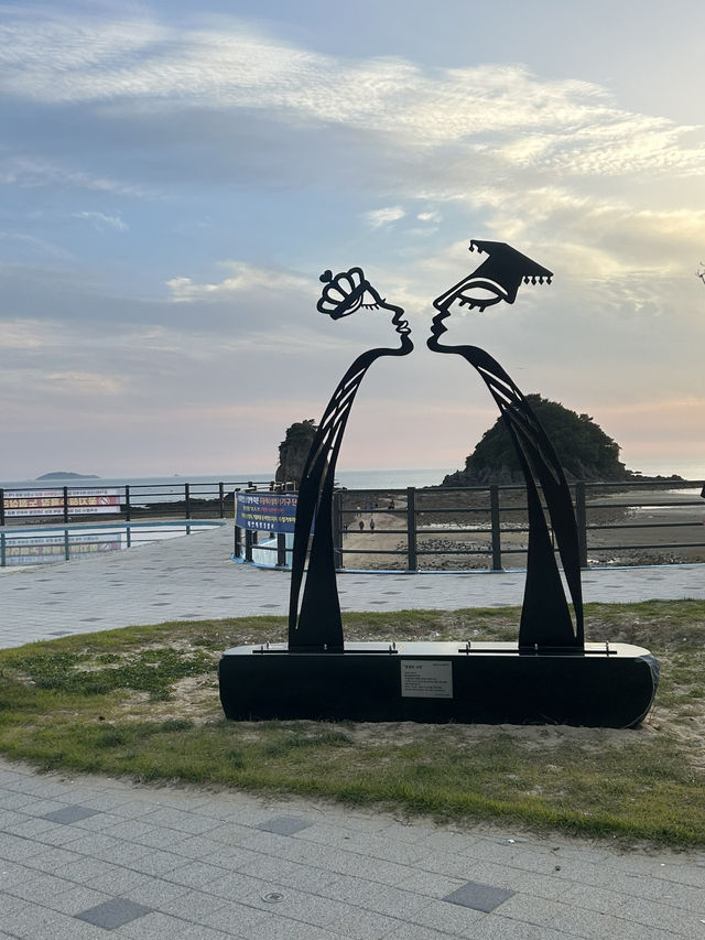 할미·할아비바위 너머 붉은 노을에 물든, 꽃지해수욕장에서의 감성 산책 🌅✨ 