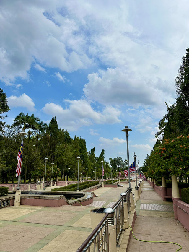 🌟 Mercu Tanda Putrajaya – A Symbolic Landmark at Laman Perdana  🌟 Mercu Tanda Putrajaya – A Symbolic Landmark at Laman Perdana
