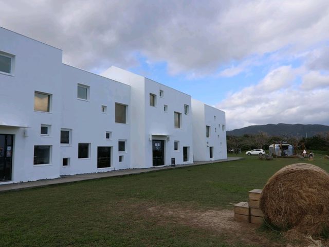 日日旅海位於屏東滿州，是一間面海而建的純白系旅宿