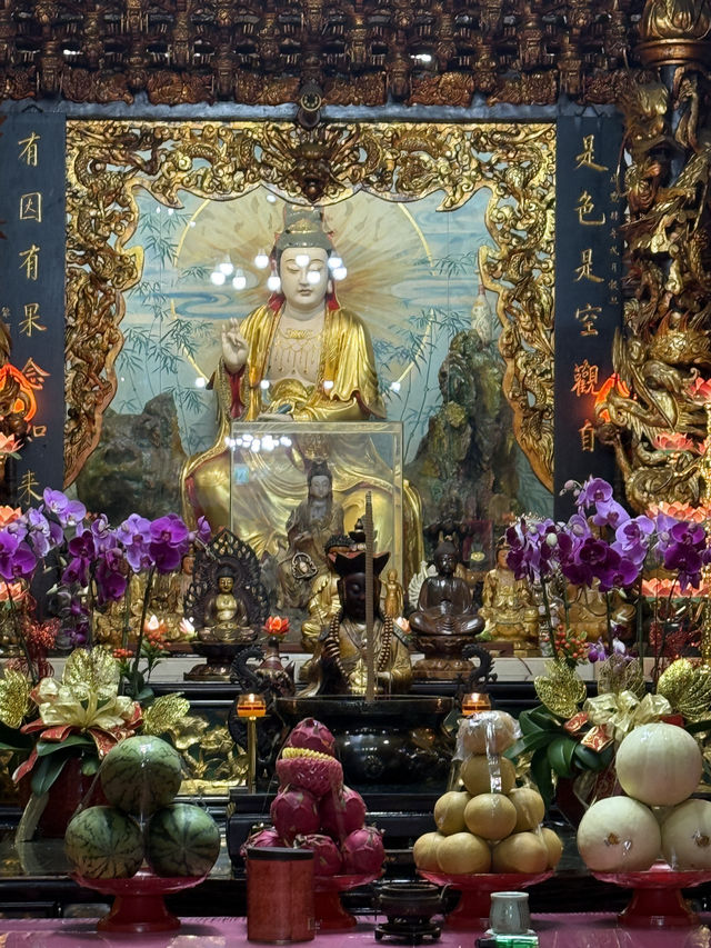 在台中北屯,靜靜座落著一方清幽的聖境──松竹寺,主祀「水流觀音」。寺廟因地勢依水而建,取其「水流不息、慈悲不絕」之意,寓意觀音大士的救苦慈航,永續不斷。  步入山門,松柏環繞,竹影搖曳,襯托著廟宇的古 在台中北屯,靜靜座落著一方清幽的聖境──松竹寺,主祀「水流觀音」。寺廟因地勢依水而建,取其「水流不息、慈悲不絕」之意,寓意觀音大士的救苦慈航,永續不斷。  步入山門,松柏環繞,竹影搖曳,襯托著廟宇的古