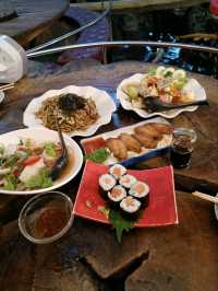 คาเฟ่ที่มีเอกลักษณ์เฉพาะตัว ด้วยบ่อปลาคาฟ