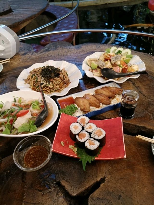 คาเฟ่ที่มีเอกลักษณ์เฉพาะตัว ด้วยบ่อปลาคาฟ