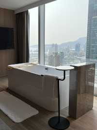 高雄承億酒店 TAi Urban Resort｜把亞洲新灣區裝進窗景的一夜：房內泡湯、窗邊下午茶、頂樓無邊際池看 85 大樓 🏙️🛁
