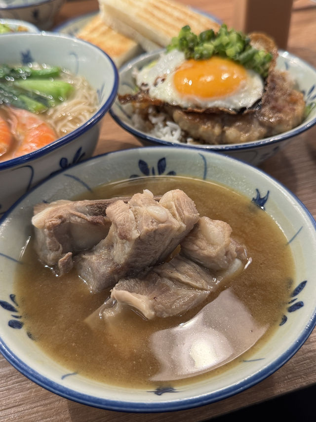 《兩草必食香煎脆邊蛋肉餅飯》