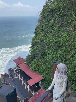 ジョグジャの崖の上にあるミニバリ