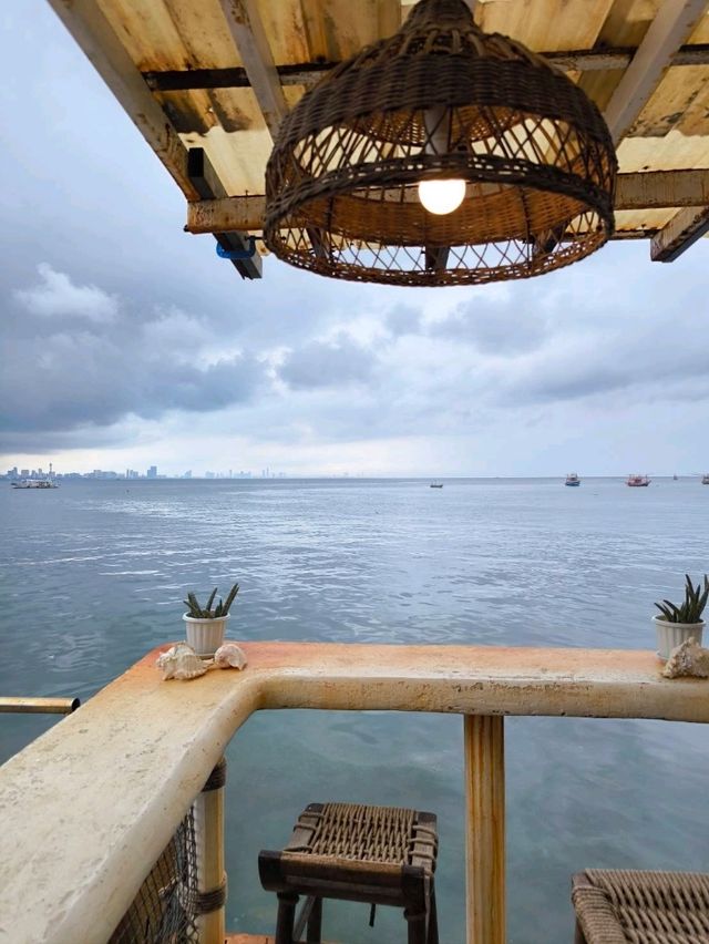 Fat submarine cafe and restaurant  เกาล้าน