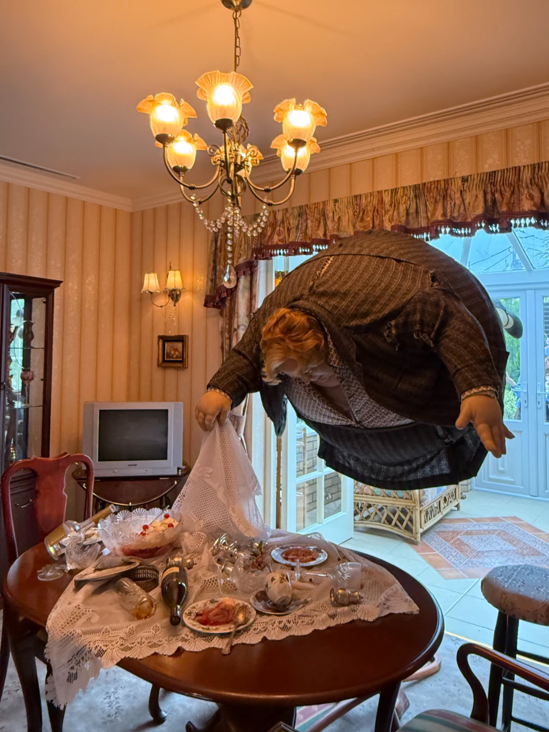 

今年早些時候我錯過了倫敦的哈利波特影城之旅（行程緊湊，至今仍覺得遺憾🥲）…
但你猜怎麼著？東京也有一個——而且同樣充滿魔法！💫

除了所有內容都是日文外，幾乎和倫敦版本一模一樣——而且東京還有獨家的會動樓梯場景！🪄
門票約7000日圓（約349人民幣），可在線預訂。門票有時間段限制，但我提前一小時入場也沒問題。
強烈建議提前購票，因為當天票可能會售罄！

遊覽從一間電影中走出來的餐廳開始，接著是一段簡短的介紹影片。
記得掃描他們提到的QR碼——這樣你才能獲得所有互動照片和影片的存取權！

✨ 讓我完全驚艷的亮點：
📍 大禮堂——火焰杯真的會吐出哈利的名字！
📍 會動樓梯場景——錄製自己的短片，還能出現在畫像中！
📍 魔藥課——細節真是太逼真了🧪
📍 魔法課——真實NPC互動，練習咒語！
📍 魁地奇杯AI影片——拍攝時很傻，但看起來超搞笑😂
📍 鄧不利多的辦公室，有會動的鳳凰🦜
📍 禁忌森林——現場施法＋巨型蜘蛛遭遇
📍 德思禮家（哈利樓梯下的小壁櫥是真的！）
📍 霍格華茲特快車——每節車廂展示不同電影場景🚂
📍 魔法部——最令人震撼的場景，完全重現。我尖叫了！

遊覽中段有咖啡廳（一定要喝奶油啤酒🍺），最後在霍格華茲城堡出口前有商店。
你甚至可以製作飛天掃帚AI影片或在結尾處拍攝自己的「哈利波特海報」（需額外付費，但非常值得！）。

我花了4–5小時細細體驗——對波特迷來說純粹是喜悅。
在參觀過倫敦、愛丁堡和牛津的哈利波特景點後，這次東京之旅讓我感到完全滿足。❤️

📍 哈利波特製作之旅 – 華納兄弟影城東京
〒179-0074 東京都練馬區春日町1-1-7
🕒 週六至週日：8:30–22:00 | 週一至週五：8:30–19:00
🚇 地鐵：豐島園站（步行5分鐘）