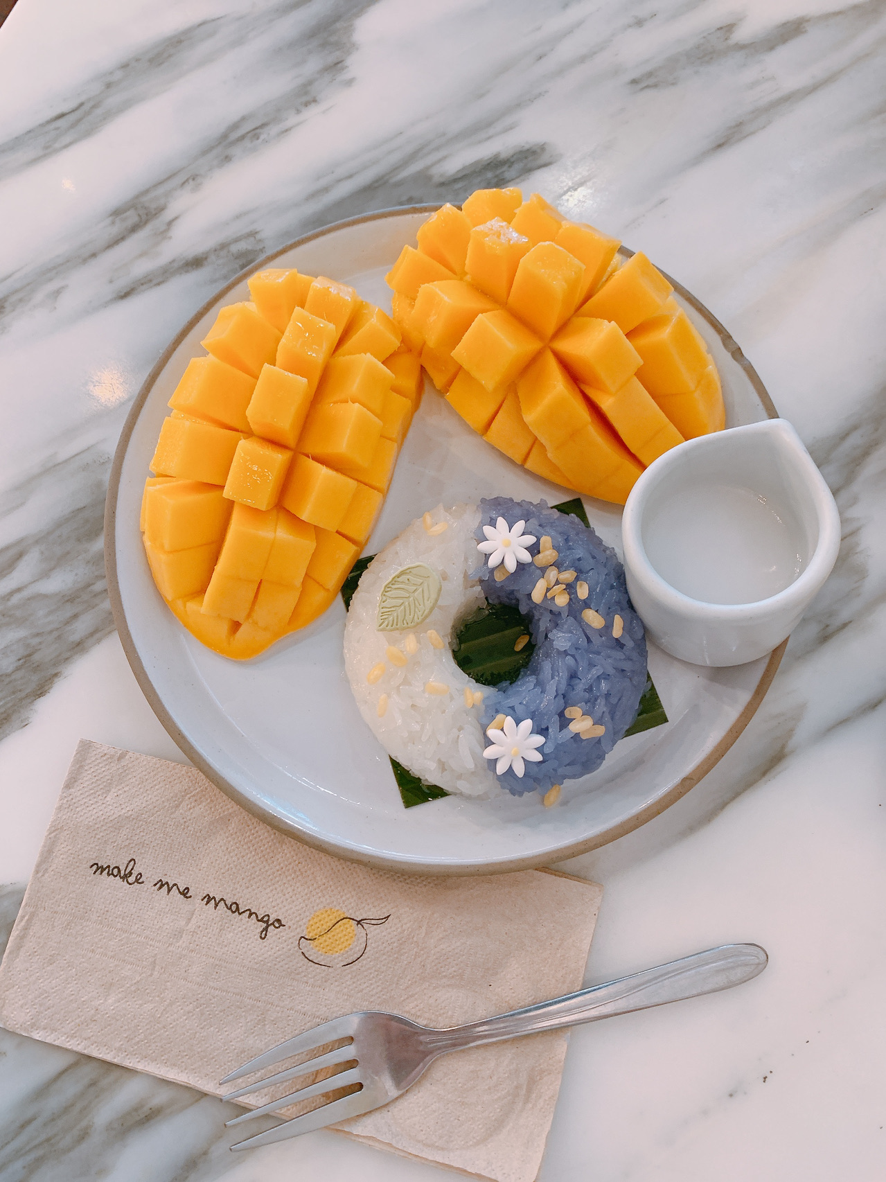If you're tired from walking around Wat Pho, why not take a break at a super cute mango cafe nearby?
The mangoes here are not overly sweet but have a refreshing sweetness, and the smoothies are so good you'll finish them in no time!
Delicious, adorable, and absolutely perfect♡
Place your order and pay at the counter first, then you'll be assigned a table.
You can even see Wat Arun from the cafe!
Cafe Name: make me mango
📍Address: 67 Maharat Road, Phra Borom Maha Ratchawang, Phra Nakorn 10200
It's a 9-minute walk from MRT Sanam Chai Station or a 2-minute walk from Tha Tien Pier.
Opening Hours: 10:30 AM - 8:00 PM
Closed: Thursdays