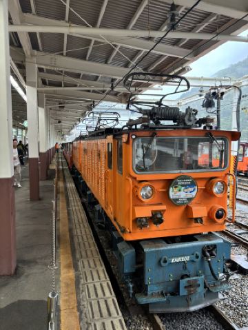 🚂In the wind of the Kurobe Gorge, the orange little train carried me into the depths of poetry.🍁