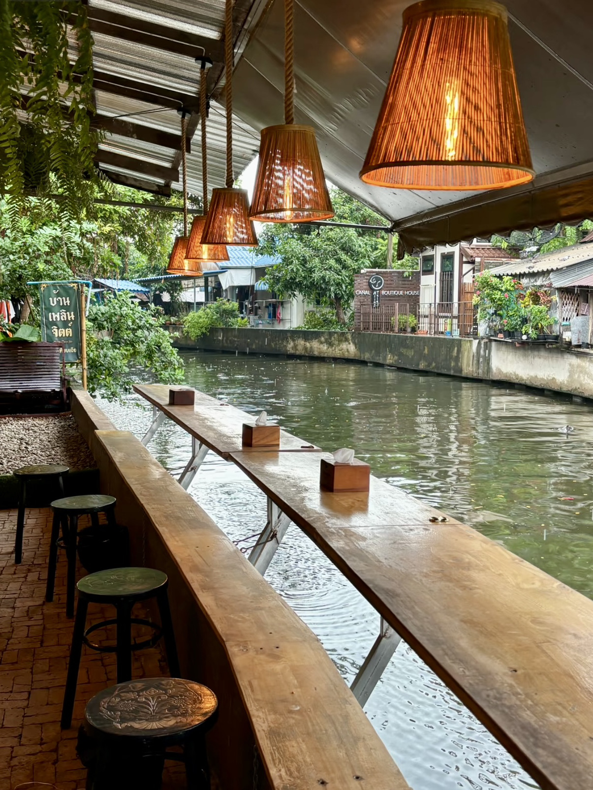 📅 Jadwal Perjalanan 

 Hari 1:Tiba, jalan-jalan di tepi sungai Chao Phraya saat matahari terbenam. Ngopi santai di kafe lokal pinggir sungai. Malam hari — berburu street food di pasar malam Talad Neon.

 Hari 2: Pagi hari mengunjungi Wat Yannawa ("kuil perahu" yang terkenal — sepi pengunjung, bebas turis). Makan siang di restoran lokal Thai-Chinese di Jl. Rama III. Sore hari — melihat-lihat mural seni di sepanjang jalur pejalan kaki tepi sungai.

 Hari 3: Sarapan di toko roti lokal, nikmati pagi yang santai. Mampir ke mal Central Rama III kalau butuh AC dan makan siang yang mengenyangkan. Pulang dengan perasaan rileks.

 🏨 Akomodasi 

Menginaplah di dekat sungai — hotel butik kecil atau serviced apartment di Jl. Rama III menawarkan harga yang jauh lebih sepadan dibanding Sukhumvit.

 🍴 Rekomendasi Makanan 

Mi perahu (boat noodles), dimsum Thai-Chinese, seafood segar — semuanya lebih murah dan rasanya lebih autentik daripada di kawasan turis.

 📌 Tips 

· Akses terbaik menggunakan taksi air atau Grab — hindari jam sibuk
· Kunjungi Wat Yannawa di pagi hari untuk pencahayaan foto terbaik
· Kawasan ini cocok untuk gaya liburan santai (slow travel), bukan untuk maraton keliling tempat wisata

    