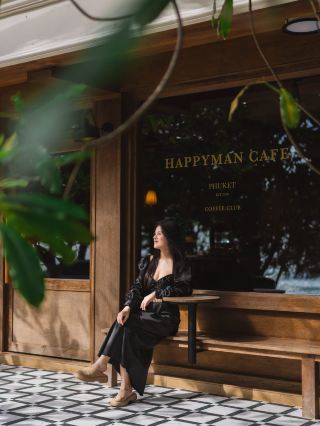 ขับรถเล่นมาเรื่อยๆ แล้วดันเจอคาเฟ่วิวทะเลที่ถูกใจแบบไม่ทันตั้งตัว
📍Happyman Cafe, Naithon Beach
คาเฟ่บรรยากาศชิลๆ ติดหาดในทอน ที่แค่ก้าวเข้ามาก็รู้สึกเหมือนได้พักผ่อนทันที ที่นี่เป็นคาเฟ่บรรยากาศสบาย ๆ ตกแต่งอบอุ่น มีทั้งโซนห้องแอร์และมุมรับลมทะเลให้เลือกนั่งตามสไตล์ที่ชอบ
ไม่ว่าจะมานั่งทำงาน พักผ่อน ก็เป็นอีกหนึ่งมุมที่ทำให้เผลอใช้เวลาอยู่ได้นานกว่าที่ตั้งใจ อยากแนะนำให้ทุกคนลองแวะมา ไม่ว่าจะเป็นสายคาเฟ่ สายถ่ายรูป หรือคนที่กำลังมองหาสถานที่นั่งพักระหว่างเที่ยวภูเก็ต เพราะบรรยากาศดีมากจริงๆ
เราชอบตรงที่ร้านมีความเรียบง่าย สบายๆ ไม่วุ่นวาย ได้นั่งจิบกาแฟเย็นๆ พร้อมมองวิวทะเลแบบเต็มตา รับลมทะเลเบาๆ ฟังเสียงคลื่นซัดเข้าฝั่ง เป็นช่วงเวลาที่ทำให้รู้สึกผ่อนคลายแบบไม่ต้องพยายามเลย
ยิ่งถ้าใครชอบถ่ายรูป บอกเลยว่าถูกใจแน่นอน เพราะรอบๆ ร้านเต็มไปด้วยมุมสวยๆ ทั้งวิวทะเล หาดทราย และบรรยากาศริมชายฝั่งที่ให้ฟีลเหมือนหลุดมาอยู่ในวันพักร้อน
บางทีการเที่ยวก็ไม่จำเป็นต้องมีแพลนเยอะ แค่ได้แวะนั่งในคาเฟ่ดีๆ สักแห่ง จิบเครื่องดื่มแก้วโปรด มองทะเลสีฟ้าตรงหน้า ก็เป็นความสุขเล็กๆ ที่เติมพลังได้เหมือนกัน
ถ้าใครมีแพลนมาเที่ยวภูเก็ต หรือกำลังมองหาคาเฟ่ริมทะเลบรรยากาศดีๆ ไว้นั่งชิล แนะนำให้เซฟพิกัดนี้เก็บไว้เลย แล้วลองหาเวลามาสัมผัสด้วยตัวเองสักครั้ง รับรองว่าจะเข้าใจว่าทำไมเราถึงนั่งเพลินจนไม่อยากลุกกลับ
Happyman Cafe อีกหนึ่งคาเฟ่ริมทะเลที่อยากชวนทุกคนมาสัมผัสด้วยตัวเอง
#HappymanCafe #NaithonBeach #PhuketCafe