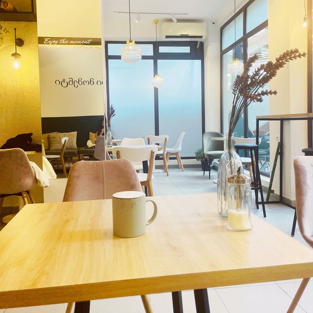 【ジョージア🇬🇪/美味しいワッフルが食べられるカワイイお店🧇☕️】