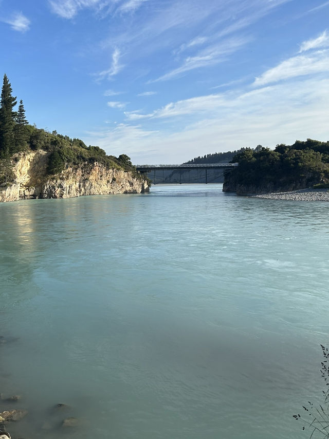 🌄 Rakaia Gorge, New Zealand: A Dramatic Encounter with Nature