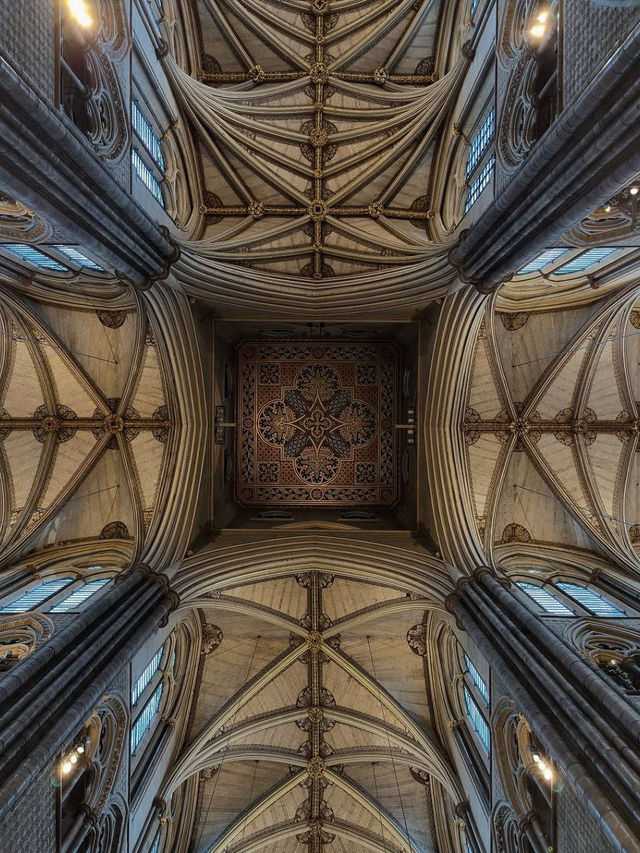 🏛 Westminster Abbey – The Coronation Cathedral of Kings and Culture