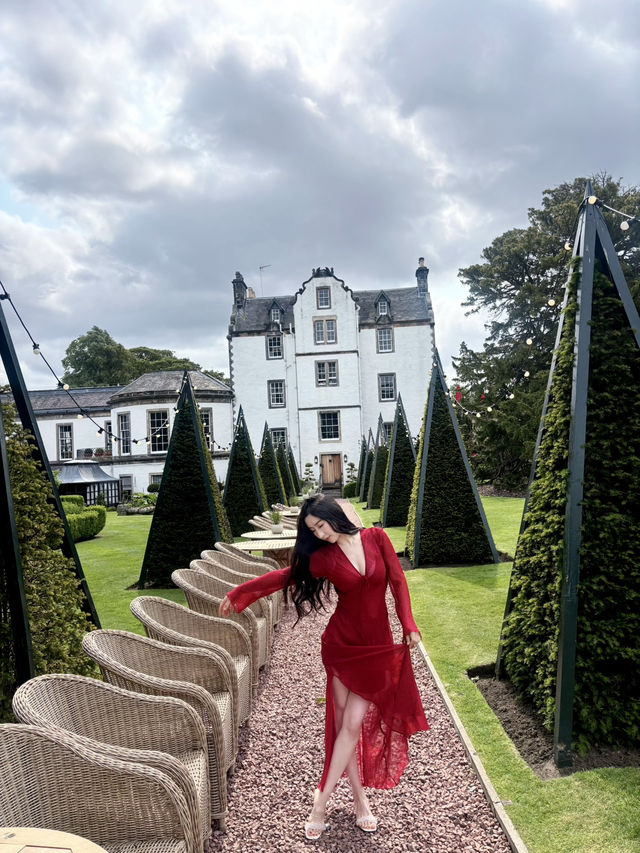 More than 300 years old historic, old-style English 5star hotel in Edinburgh 
