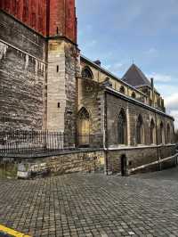 ⛪🔥 St. Janskerk – The Fiery Red Guardian of Maastricht’s Skyline 🇳🇱❤️  