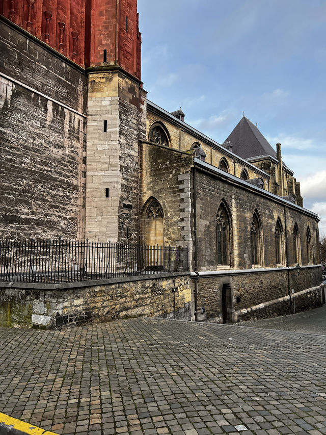⛪🔥 St. Janskerk – The Fiery Red Guardian of Maastricht’s Skyline 🇳🇱❤️  
