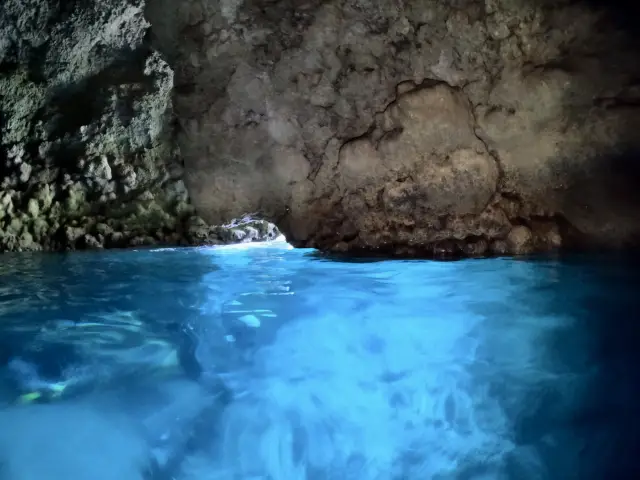 Scuba diving at the Gorilla Chop and snorkelling in the Blue Cave in Okinawa 