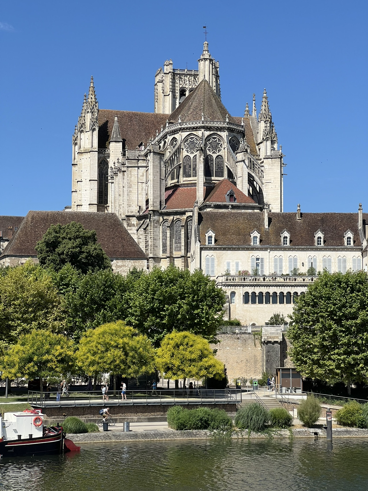 Recommended day trip from Paris: the medieval city of Auxerre
