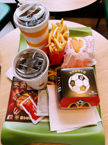 新品 非売品  マクドナルド サッカー プレデター MCDO 27 成都で期間限定！マクドナルドの「サッカーバーガー」を食べてみた