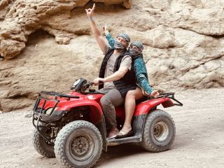 Дахаб оставил только самые тёплые и яркие впечатления! Это удивительное место, где сочетаются спокойная атмосфера, ласковое море, красивые горы и настоящий восточный колорит.

Особенно понравились прозрачная вода, красочный подводный мир и возможность заниматься снорклингом и дайвингом прямо у берега. В Дахабе нет суеты больших курортов: здесь всё располагает к расслабленному отдыху, прогулкам по набережной и наслаждению закатами.

Отдельно хочется отметить уютные кафе, доброжелательных местных жителей и необычную атмосферу свободы. Пустынные пейзажи, море и горы создают неповторимое ощущение гармонии.

Отдых в Дахабе получился насыщенным, красивым и очень душевным. Это место для тех, кто ценит природу, спокойствие и новые впечатления. С удовольствием вернёмся сюда снова! 🌊☀️🏜️