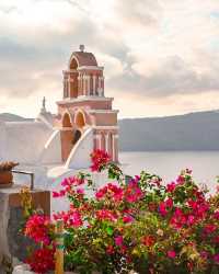 Santorini: Beautiful Photos, Disappointing Experience? Share Your Thoughts! 📷