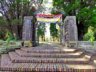 Turramurra Memorial Park is located in the Ku-ring-gai area of ​​the northern suburbs of Sydney. The war memorial in the northwest corner of the park gives it its name. It is one of the most important parks in the area, with sports fields, tennis courts, children's playgrounds, and large lawns and trees. The leaves of the maple and ginkgo trees around the large lawn in the park are slowly changing color. The park is peaceful and the scenery of early autumn is like a beautiful watercolor painting.
