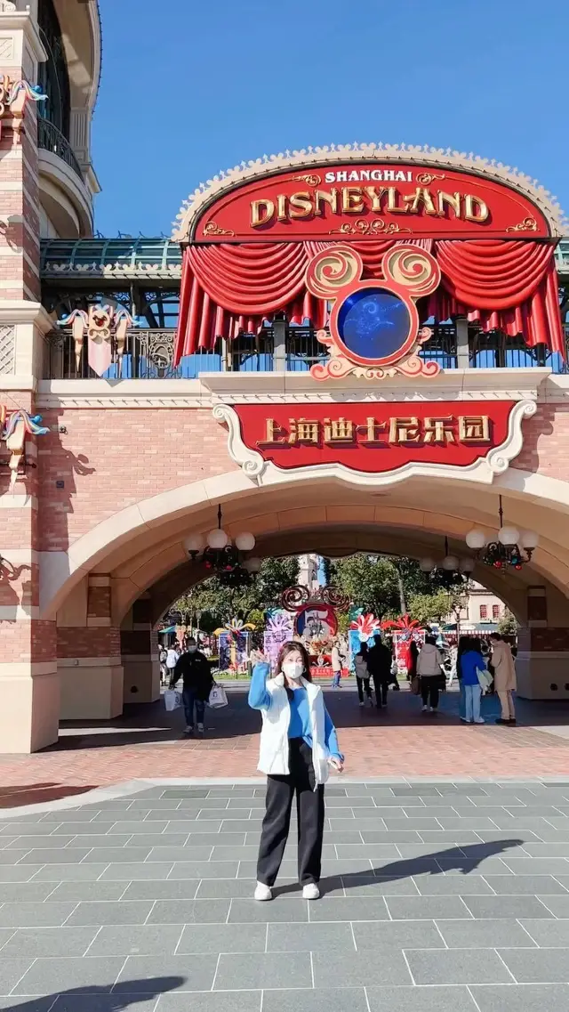 Visit Shanghai Disneyland with us