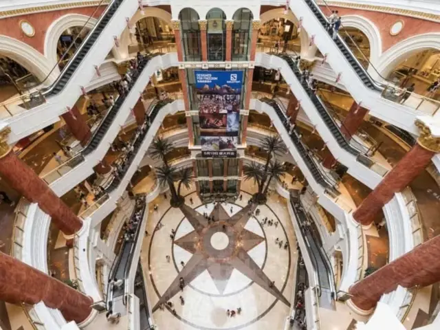 The Largest Mall in Shanghai😲🇨🇳